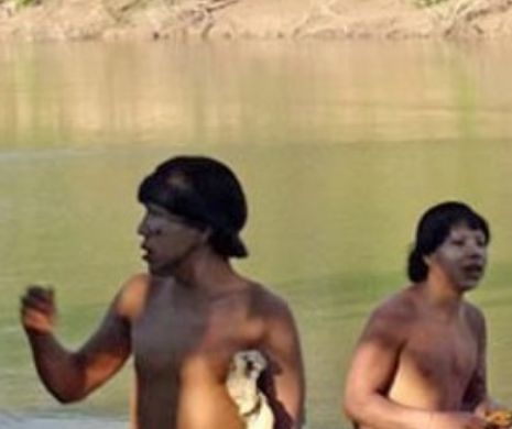 Video INCREDIBIL cu un trib care doreşte să ia contact cu civilizaţia. Au stat izolaţi de lume zeci de oameni. Uimitor cum arată. Îşi mutilează zonele genitale