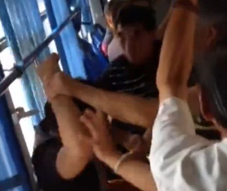 VIRAL. Un bătrân ia la BĂTAIE un tânăr care nu a vrut să-i cedeze scaunul în autobuz