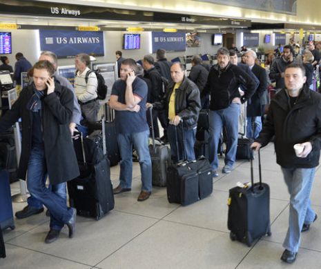 Zeci de români blocați pe aeroportul din Antalya după ce o cursă TAROM a fost amânată