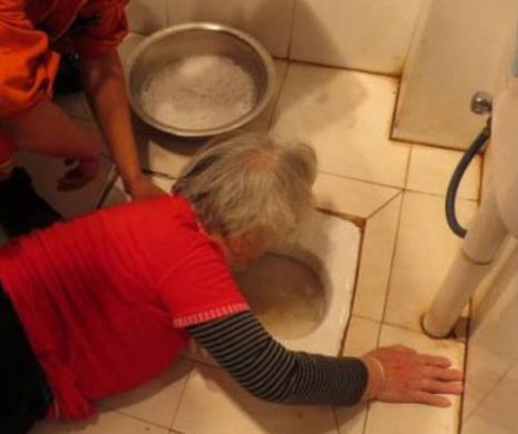 A FOST SALVATĂ ÎN ULTIMUL MOMENT. O bunicuţă a  rămas blocată în WC