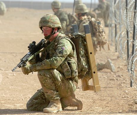 Armata afgană preia controlul sud-vestului țării, fieful talibanilor. Marea Britanie își încheie oficial misiunea militară în Afganistan