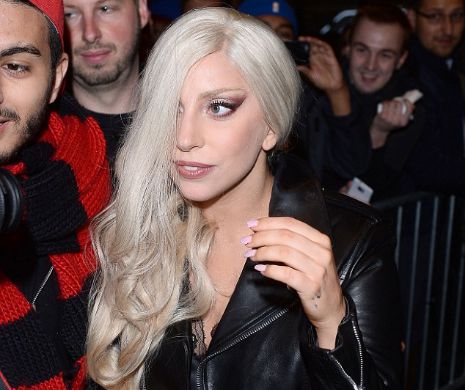 Lady Gaga s-a dezbrăcat în plină stradă! Dar pentru un scop nobil…