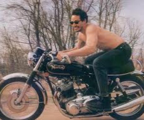 DELIRANT: Vezi ce MOTOCICLETE „face” Keanu Reeves | VIDEO