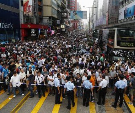 HONG KONG. Mici grupuri de manifestanţi se află încă pe străzile orașului