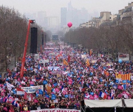 Jumătate de milion de oameni în stradă, ACUM, la Paris. Proteste masive și în restul  Franței împotriva mamelor purtătoare care „produc” copii pentru cuplurile de homosexuali