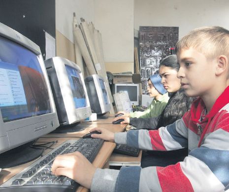 Manualele digitale aduc haos în școli. „Trebuie să înghesuim toți copiii în laboratorul de informatică”