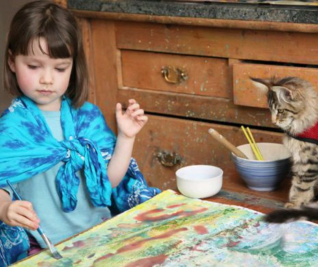 MICUȚA MONET: Fabuloasa poveste a lui Iris, fetița de 5 ani bolnavă de autism, și a pisicii Thula, care îi inspiră tablourile (VIDEO)