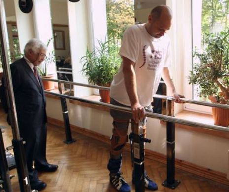 MINUNE în lumea medicinei. Un bărbat complet paralizat MERGE din nou, graţie unei operaţii MIRACULOASE ce poate salva vieţile multor oameni
