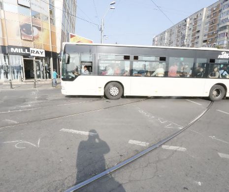 NEWS ALERT. 8 răniţi într-un accident de tramvai cu autobuz în Capitală