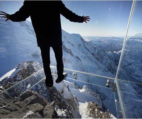 Păşind în GOL, în Alpii francezi. Senzaţii EXTREME într-un cub de sticlă la 3.395 metri altitudine | GALERIE FOTO şi VIDEO