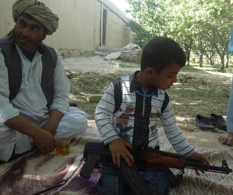 Pregătit de RĂZBOI de la trei ani. Copilul îndoctrinat de TALIBANI spune că va împuşca oameni | GALERIE FOTO