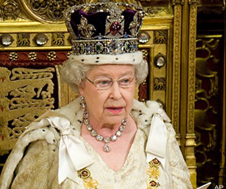 Regina Marii Britanii îşi ia MENAJERE pentru a dezlipi GUMA DE MESTECAT din palat. Află cu câţi bani plăteşte pentru asta