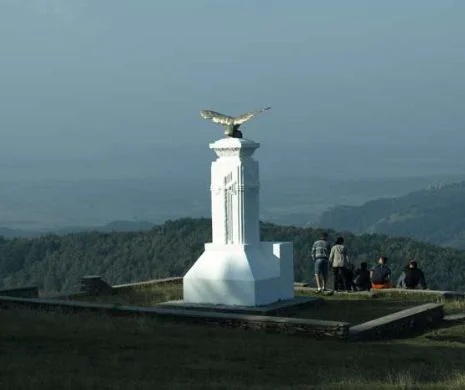 S-a furat vulturul de bronz de pe monumentul lui Mihai Viteazu de la Poiana lui Mihai, județul Gorj