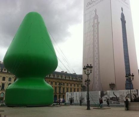 Sculptură cu aspect EROTIC scandalizează locuitorii Parisului