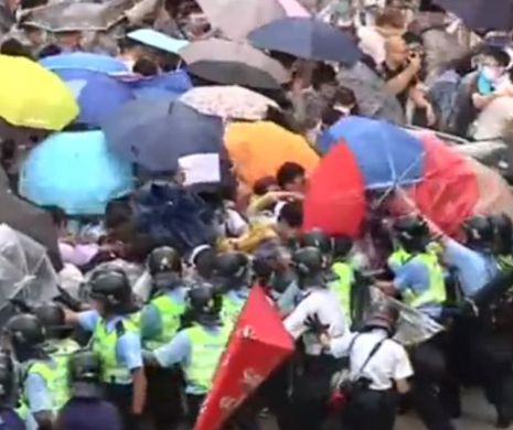 Tensiunea crește la Hong Kong după ce poliția a început să transporte cutii cu goanțe de cauciuc