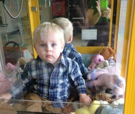Un băiețel de 18 luni a intrat înt-un automat cu jucării