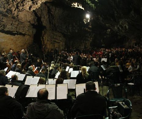 UNIC. Concert în peșteră, PRINTRE LILIECI