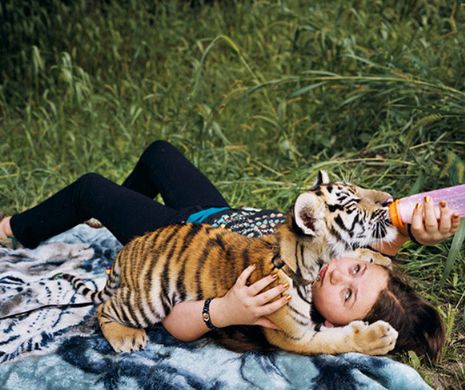 Viaţa copilului unui fotograf al National Geographic BATE FILMUL: Fetiţa înconjurată mereu DE ANIMALE SĂLBATICE | GALERIE FOTO
