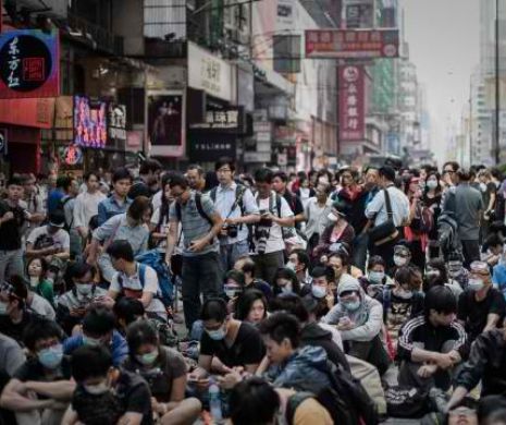 VIOLENȚE LA HONG KONG. Manifestanții încearcă să se regrupeze după demontarea unei tabere
