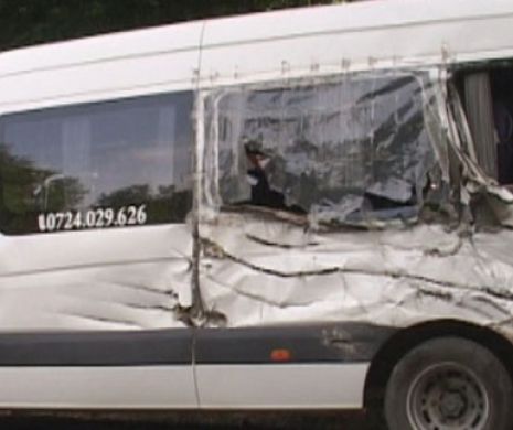 ACCIDENT GRAV în Bacău. 11 oameni au ajuns la spital după ce un microbuz s-a răsturnat