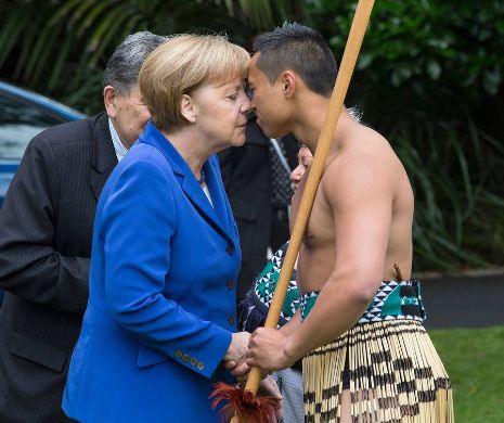 Angela Merkel şi-a atins NASUL de un indigen MAORI