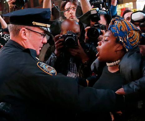Cazul Ferguson: Zece persoane arestate la New York, în a doua noapte de proteste ce reclamă exonerarea polițistului alb care a ucis un tânăr de culoare | GALERIE FOTO