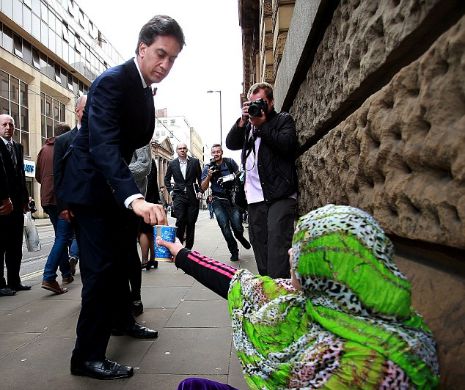 CERȘETORII ROMÂNI, din nou în tabloidele britanice: Liderul laburist Ed Miliband, doar un om în costum care s-a oprit | GALERIE FOTO