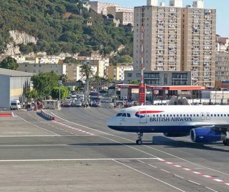 Cu AEROPORTUL în mijlocul drumului. Cum stau maşinilie din Gibraltar la BARIERĂ ca să treacă avionul | GALERIE FOTO şi VIDEO