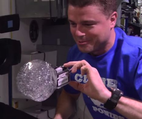 Cum se comportă APA în spaţiu? Astronauţii de pe ISS au făcut o demonstraţie | VIDEO
