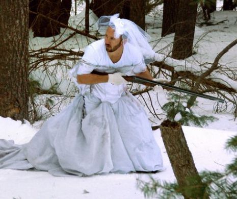DEMENŢIAL. Ce a făcut un bărbat cu rochia de mireasă a fostei soţii. Imagini pe care EA nu ar vrea să le vadă | GALERIE FOTO