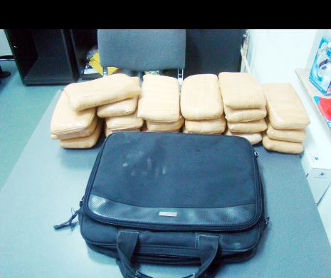 Droguri în Bucureşti. Trei traficanţi au fost prinşi cu peste 10 kilograme de heroină
