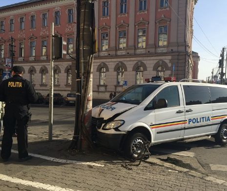 Duba Poliției Cluj în care se aflau trei persoane REȚINUTE a fost făcută praf de un  șofer neatent