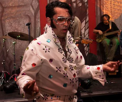 Elvis Presley de etnie romă. Cântă melodiile regelui Regelui Rock’n’Roll în LIMBA ROMANI | VIDEO