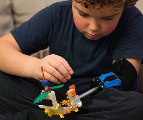 EMOȚIONANT. Un baiețel fără un braț și-a construit singur o proteză din jucării Lego