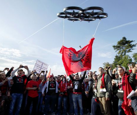 Fanii albanezi au lansat o dronă în fața sediului UEFA