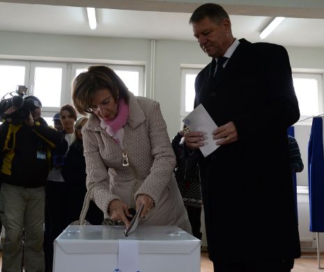 Iohannis: ”am votat pentru o Românie normală”. Soției i-au fost aduse flori de ziua ei