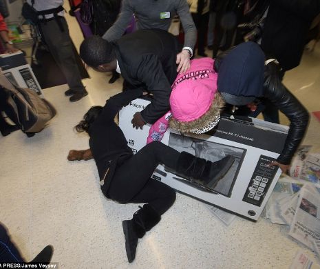 Isterie naţională de Black Friday. S-au CĂLCAT în picioare pentru a pune mâna pe REDUCERI. Imagini care te lasă fără replică | GALERIE FOTO