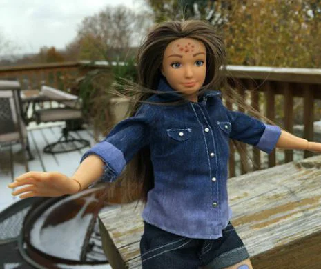 Noua păpușă Barbie suferă de acnee, celulită și vergeturi