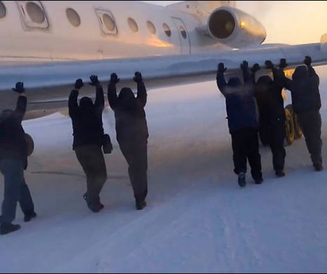 Numai în Rusia: Pasagerii unui avion, nevoiţi să ÎMPINGĂ aparatul de zbor pentru a-l ajuta să decoleze | FOTO & VIDEO