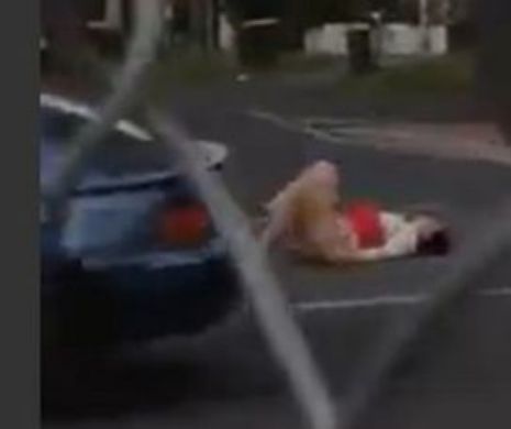 O femeie cam durdulie a făcut striptease pe stradă | VIDEO