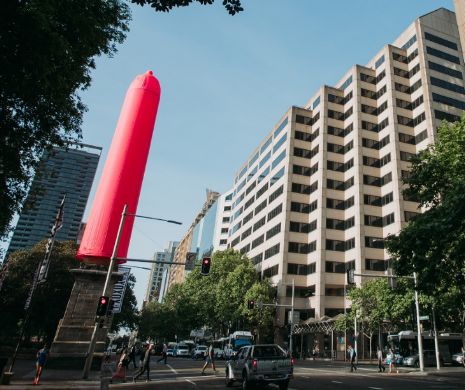 OBELISC INEDIT: Prezervativul roz gigant care a înghițit un monument ISTORIC din Sydney, cu acordul oficialităților | GALERIE FOTO și VIDEO