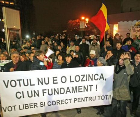 Proteste în mai multe oraşe din ţară. Sute de oameni s-au adunat pentru a susţine dreptul la vot al românilor din Diaspora