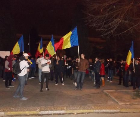 Radu Mazăre huiduit de protestatarii constănţeni. Numărătoarea paralelă, Klaus Iohannis -59,97%, Victor Ponta-40,03%