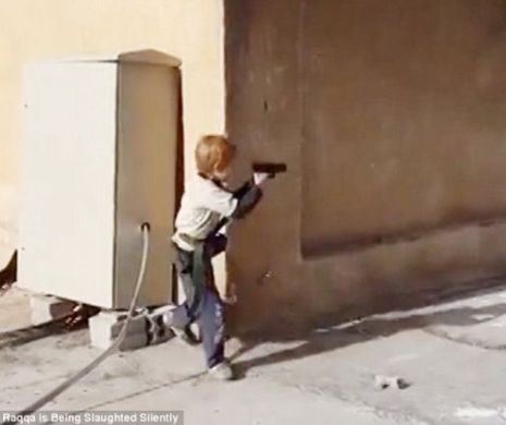 ŞOCANT. Copil de CINCI ANI, antrenat de ISIS să lupte pe străzi cu ARME | FOTO