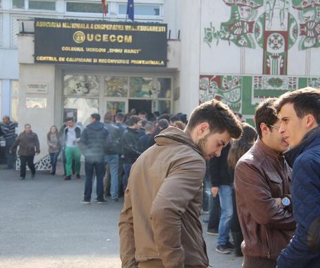 Studenții fac coadă în Grozăvești ca să voteze. Toți spun că vor sta pe dreapta cu ștampila în cabina de vot