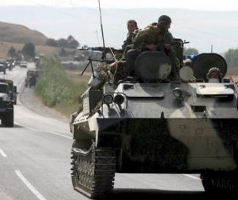 UCRAINA: Rusia continuă comasarea trupelor la graniță. 60 de blindate, aduse cu trenul