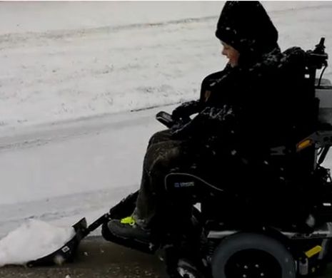 Un copil INVALID şi-a transformat scaunul cu rotile în plug de zăpadă | VIDEO