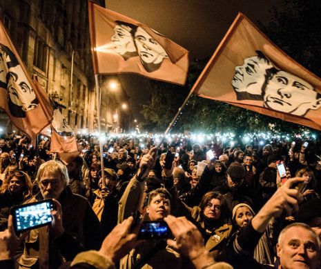 Zeci de mii de oameni au ieşit în stradă la Budabesta pentru a-şi striga "INDIGNAREA" împotriva lui Viktor Orban