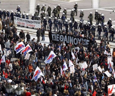 Zeci de mii de oameni au protestat la Atena față de măsurile de austeritate