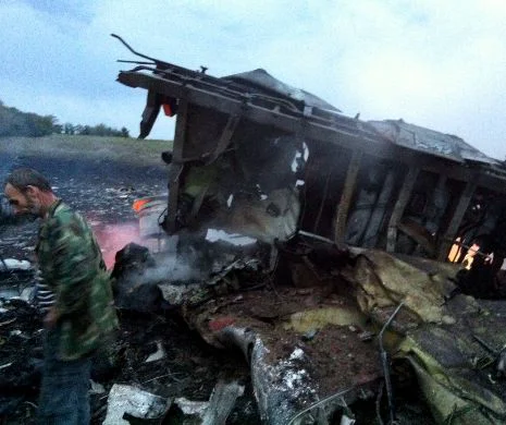 AVIONUL Malaysia Airlines, doborât în Ucraina: Anchetatorii ruși susțin că un avion militar ucrainean a provocat prăbușirea